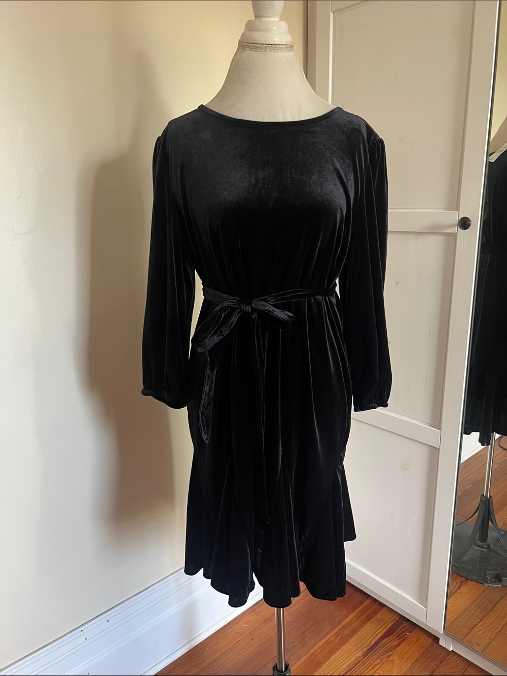LOFT Outlet Black Velvet Long Sleeve Tied Waist Ruffle Hem Midi Dress Size L NWT